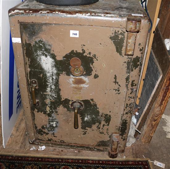 Large safe(-)